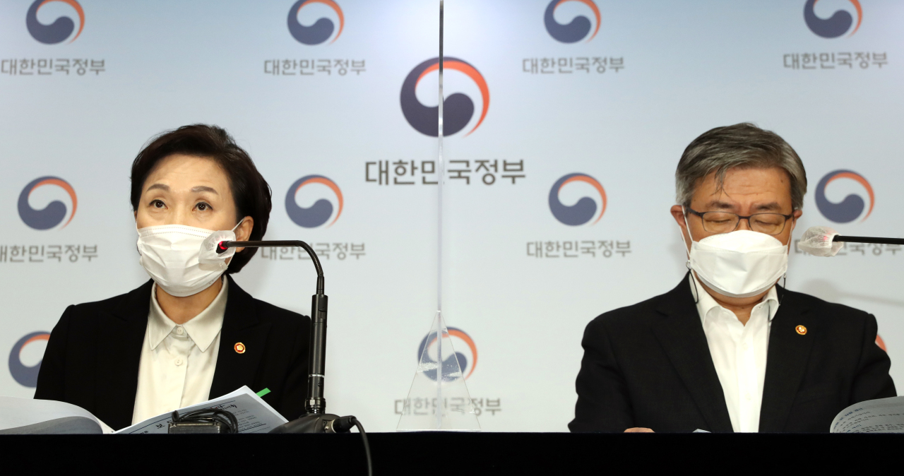 Transport Minister Kim Hyun-mee, left, and Labor Minister Lee Jae-kap speak during a press briefing Thursday held to announce measures the government has in plan to promote better working condition for parcel delivery workers. (Yonhap)