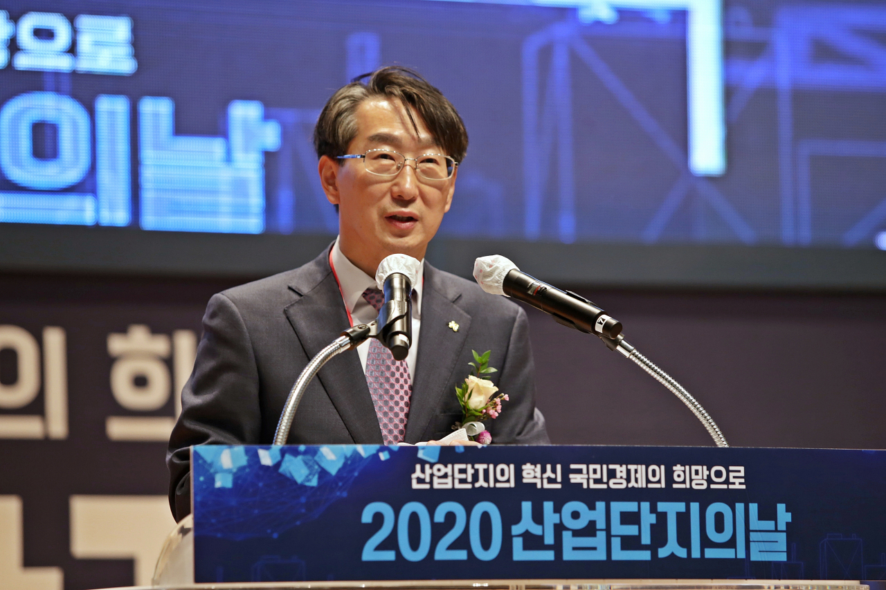 김정환 한국산업단지공단 이사장이 12일 키콕스홀에서 진행된 2020 산업단지의 날 행사에서 인사말을 전했다.[한국산업단지공단 제공]