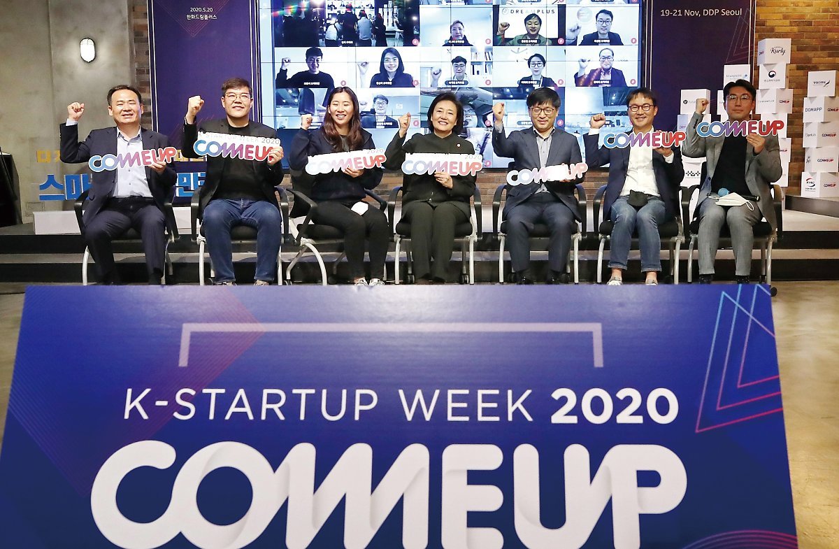 Comeup 2020 organizers pose after a press briefing on May 20. (Yonhap)