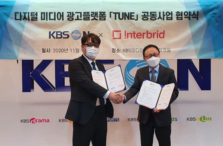(왼쪽부터)박재은 인터브리드 대표이사와 박중민 KBS N 대표이사가 지난 11일 서울 상암동 KBS 미디어센터에서 업무협약을 체결하고 있다.[인터브리드 제공]