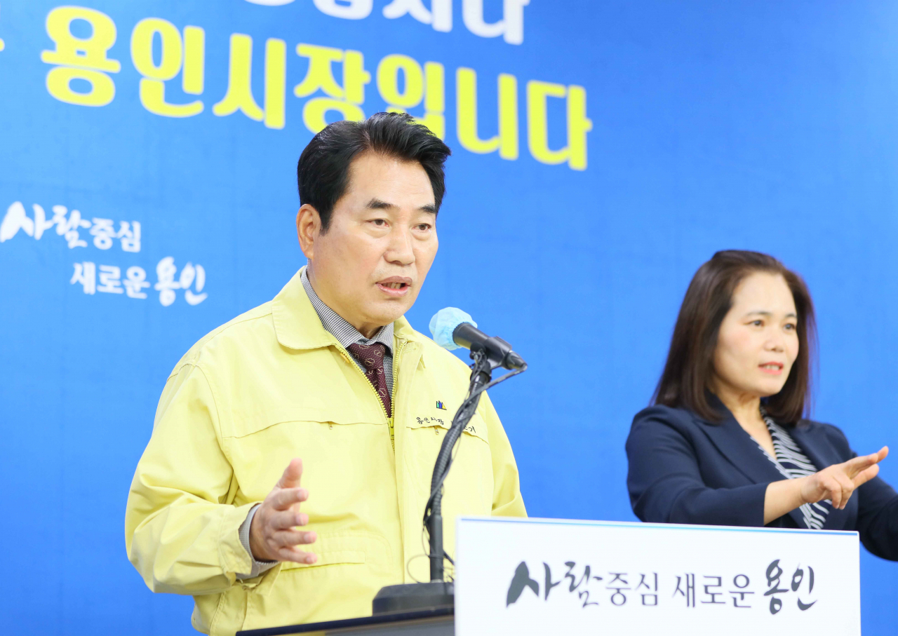 백군기 시장이 페이스북 시민과의 대화를 통해 코로나19 확진자 관련 조치를 설명하고 있다. [용인시 제공]