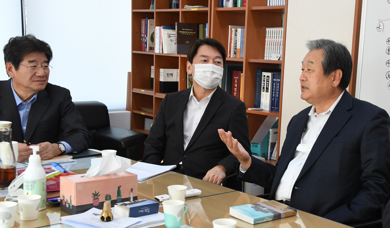 안철수 국민의당 대표가 12일 서울 마포현대빌딩에서 열린 국민의힘 외곽 모임 '더 좋은 세상으로'(마포포럼) 정기모임에서 '어떻게 집권할 것인가'를 주제로 강연하기에 앞서 김무성(오른쪽), 강석호(왼쪽) 공동대표와 대화하고 있다. [국회사진기자단, 연합]