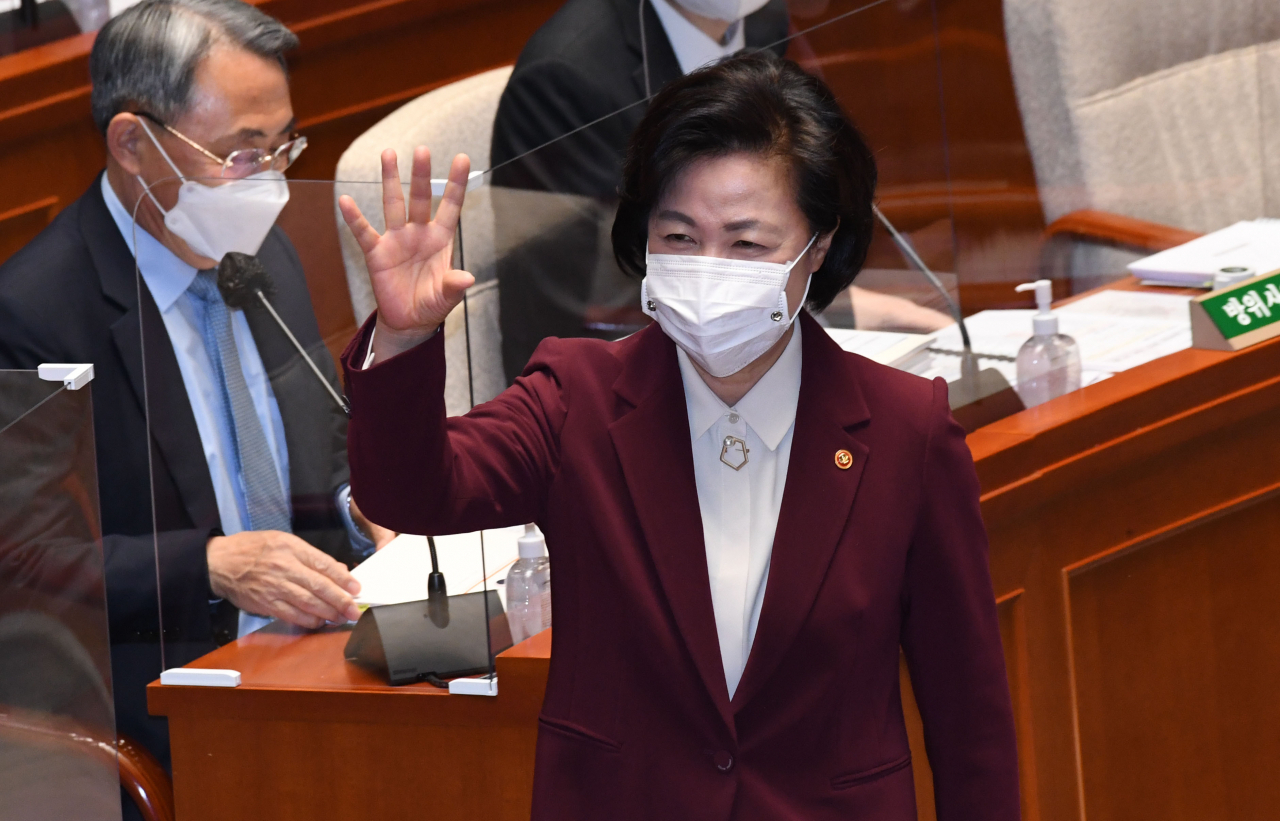 추미애 법무부 장관이 12일 국회에서 열린 예산결산특별위원회 전체회의에서 의원들에 다가서며 인사하고 있다. [연합]