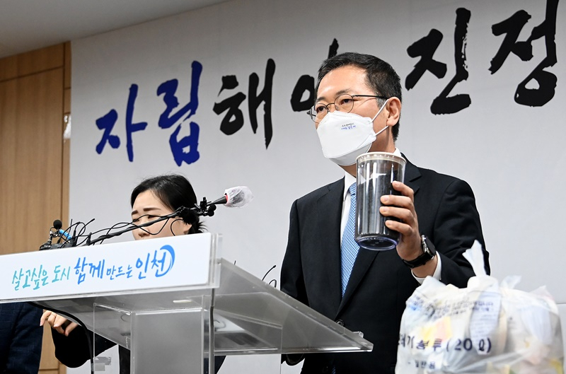 박남춘 인천광역시장이 12일 시청 공감회의실에서 친환경 에코랜드 및 자원순환센터 기본 추진구상을 발표하고 있다.