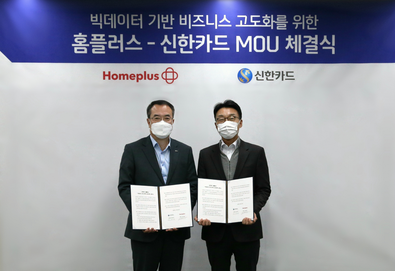 신한카드는 홈플러스와 함께 유통 품목 데이터와 카드 소비 데이터를 결합한 공동 신사업 모델을 발굴하기 위한 업무협약을 체결했다고 13일 밝혔다. 협약식이 진행된 서울 을지로 신한카드 본사에서 안중선 신한카드 라이프인포메이션그룹장(왼쪽)과 장중호 홈플러스 마케팅부문장(오른쪽)이 기념사진을 찍고 있다. [신한카드 제공]