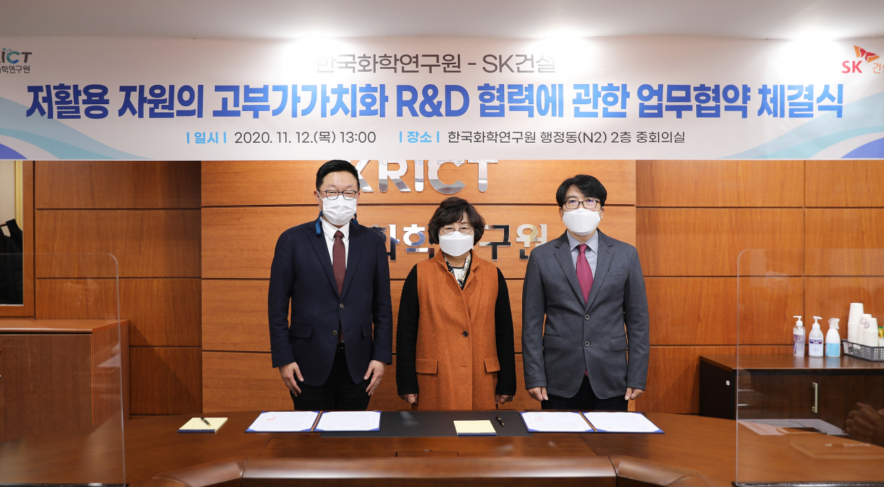 이미혜(가운데) 한국화학연구원 원장과 황영규 화학공정연구본부장(오른쪽), 김병권 SK건설 부사장(왼쪽)이 업무 협약서에 서명한 후 기념촬영을 하고 있다.[한국화학연구원 제공]