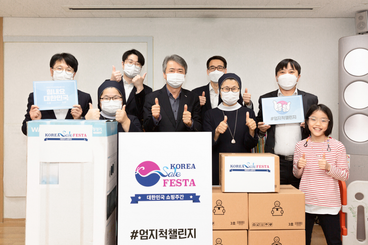이인호(왼쪽 네번째) 한국무역보험공사 사장이 13일 서울 은평구 여야보육시설인 데레사의집에서 월동용품과 김장김치를 전달한 후 ‘엄지척챌린지’에 참여하고 있다.[헤럴드DB]
