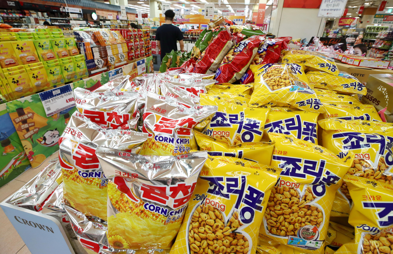 서울 시내 한 대형마트의 과자 판매대 [사진=연합뉴스]