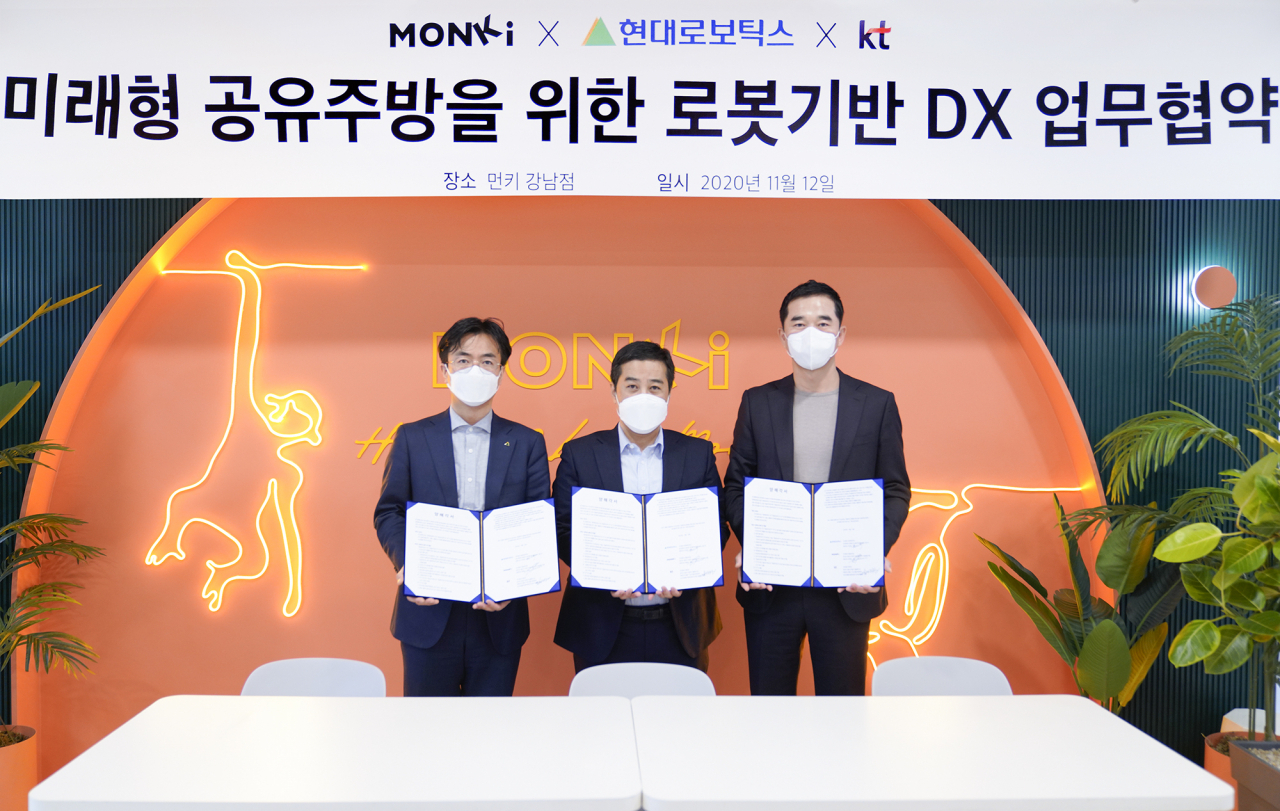 지난 12일 KT 광화문빌딩에서 열린 ‘공유주방 외식 디지털 전환(DX) 추진을 위한 업무협약식’에서 (왼쪽부터) 현대로보틱스 연구담당 윤대규 상무, 먼슬리키친 김혁균 대표, KT AI B2B사업담당 임채환 상무가 기념사진을 찍고 있다. [KT제공]
