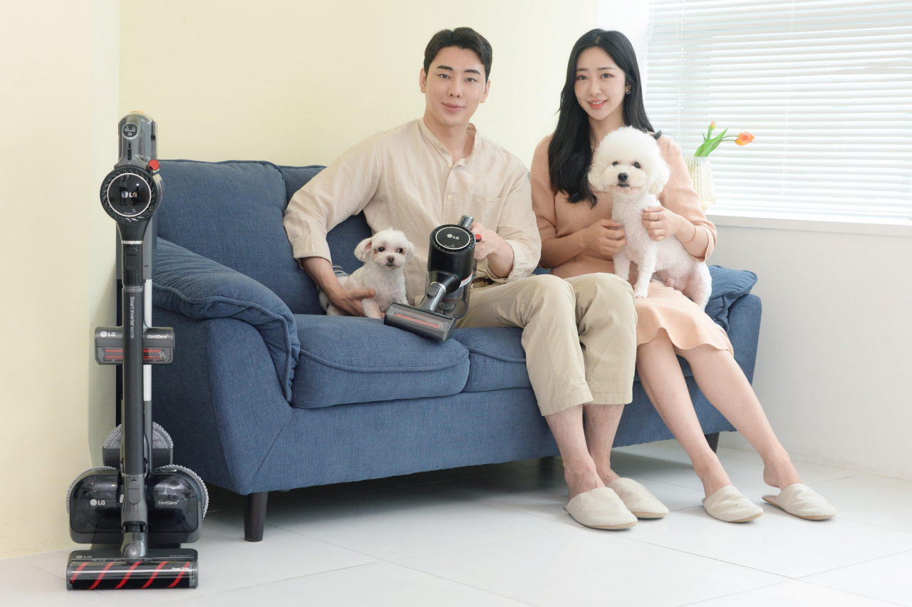 LG전자가 13일 반려동물을 키우는 고객들을 위해 무선청소기 ‘LG 코드제로 A9S 펫 씽큐’를 출시했다. 모델들이 신제품을 소개하고 있다. [LG전자 제공]