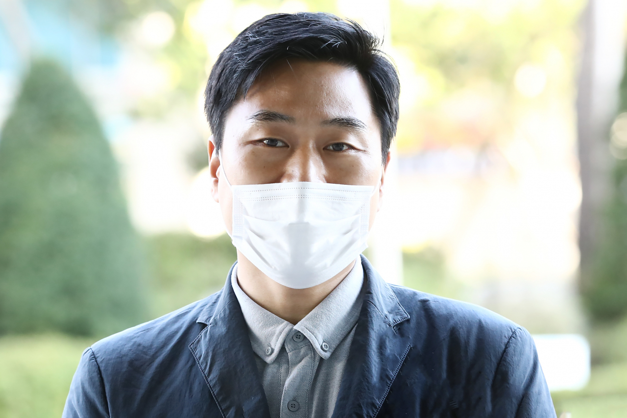 이종배 법치주의바로세우기행동연대 대표가 지난 10월 6일 오전 서울 양천구 서울남부지검에서 고발인 조사를 받기 위해 검찰로 들어서고 있다. [연합]