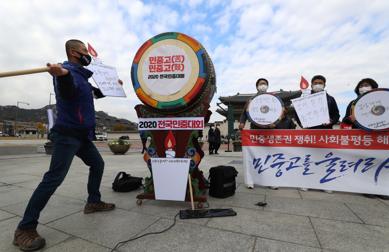 지난 9일 서울 광화문광장에서 민주노총·전농·전여농 등 민중 진보단체 관계자들이 ‘2020 전국민중대회’ 선포 기자회견에서 민중고를 울리는 퍼포먼스를 하고 있다. 민중대회는 오는 14일 전국 13개 지역에서 동시다발 분산집회로 개최된다. [연합]