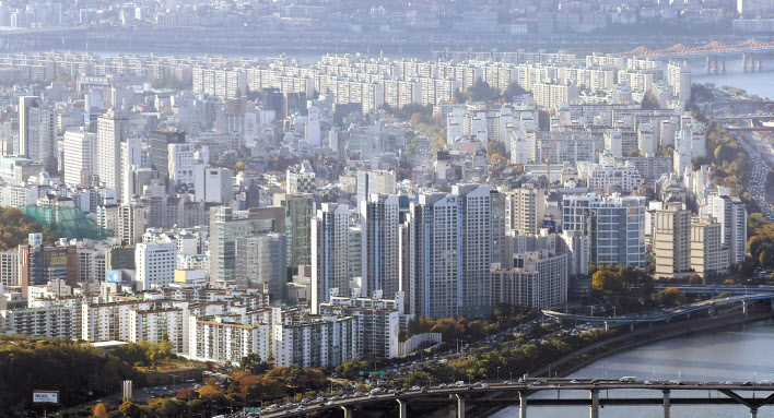 서울지역 전셋값이 오르면서 수도권과 전국 매매값 상승세도 가팔라지고 있다. 사진은 지난 4일 오후 송파구 서울스카이에서 바라본 강남구 일대 아파트 모습. [연합]