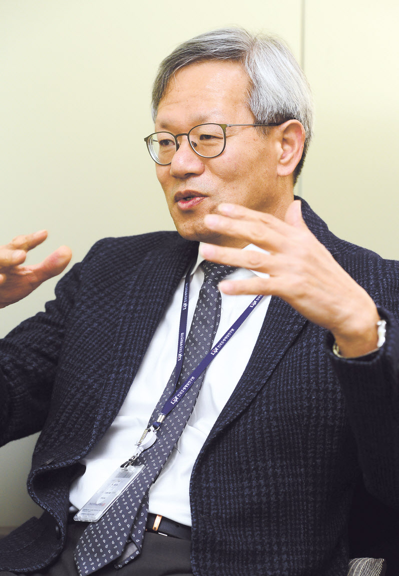 김유찬 한국조세재정연구원장이 지난 5일 서울 서초구 조세재정연구원 아태재정협력센터에서 헤럴드경제와 인터뷰를 하고 있다. 그는 이 자리에서 증세를 강조하면서 실거주 1주택자에 대한 보유세 인상도 불가피하다고 말했다. 실수요와 투기를 구분하기가 현실적으로 어렵다는 게 그 근거였다. 박해묵 기자