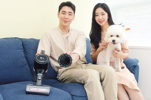모델들이 ‘LG 코드제로 A9S 펫 씽큐’를 소개하고 있다. [LG전자 제공]