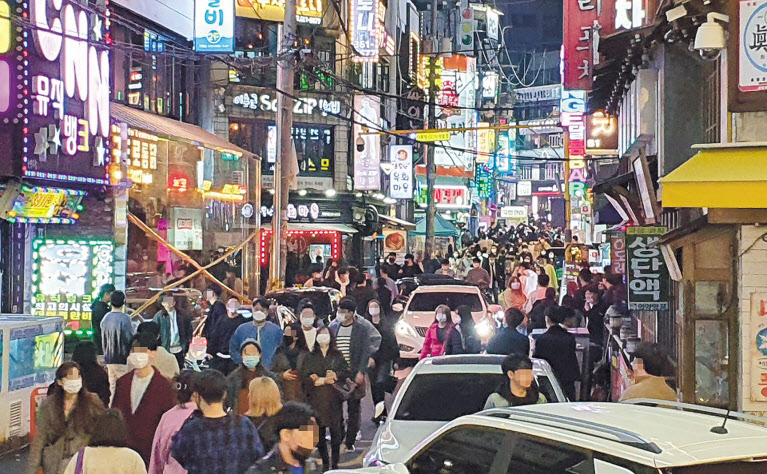 핼러윈데이 당일인 31일 오후 인천시 부평구 부평 테마의 거리 일대가 외출에 나선 시민들로 북적이고 있다. [연합]