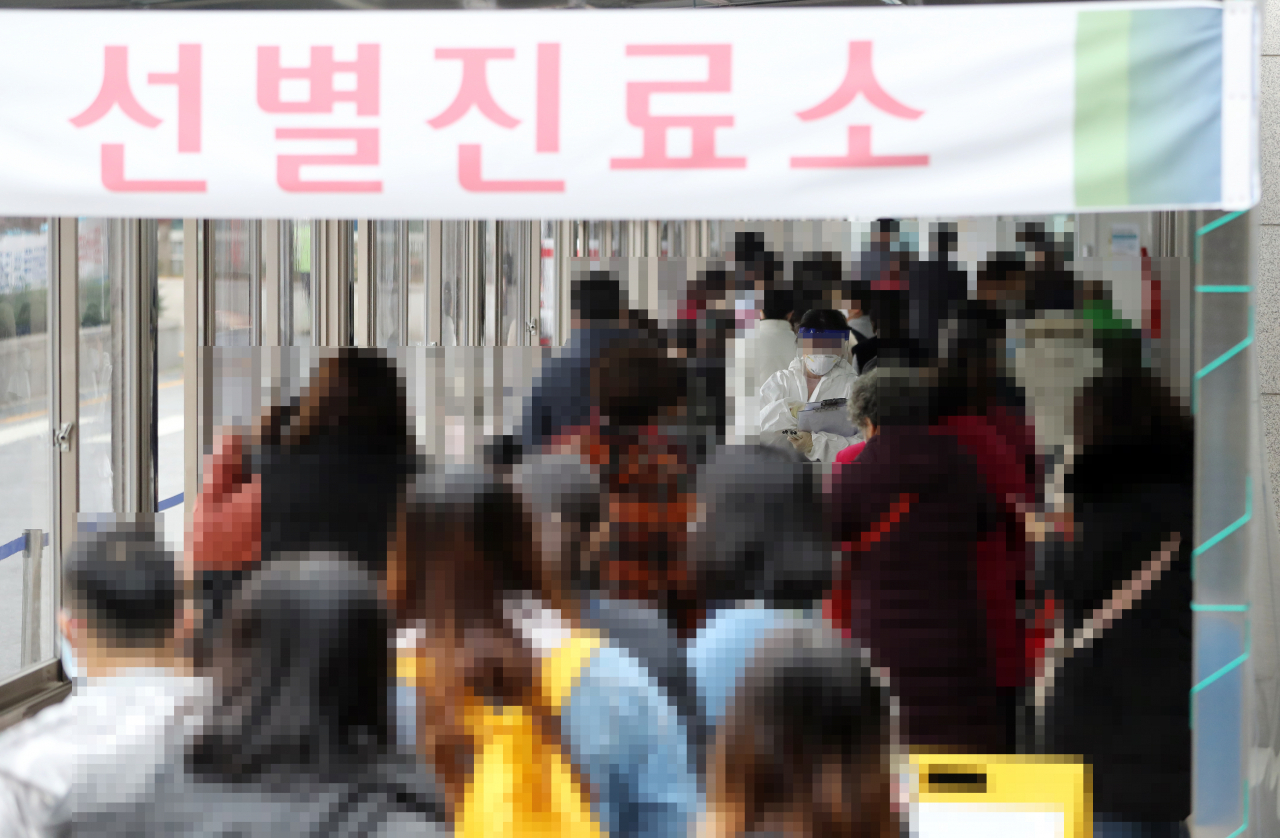13일 서울 동대문구보건소 코로나19 선별진료소에 시민들이 검사를 받기 위해 줄을 서 대기하고 있다. [연합]