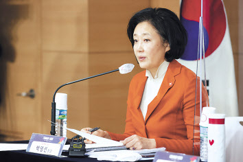 박영선 중소벤처기업부 장관이 지난 3일 서울 종로구 정부서울청사에서 ‘컴업 2020 글로벌 축제로 도약’이란 주제로 해당 행사를 소개하는 브리핑을 하고 있다. [중소벤처기업부 제공]