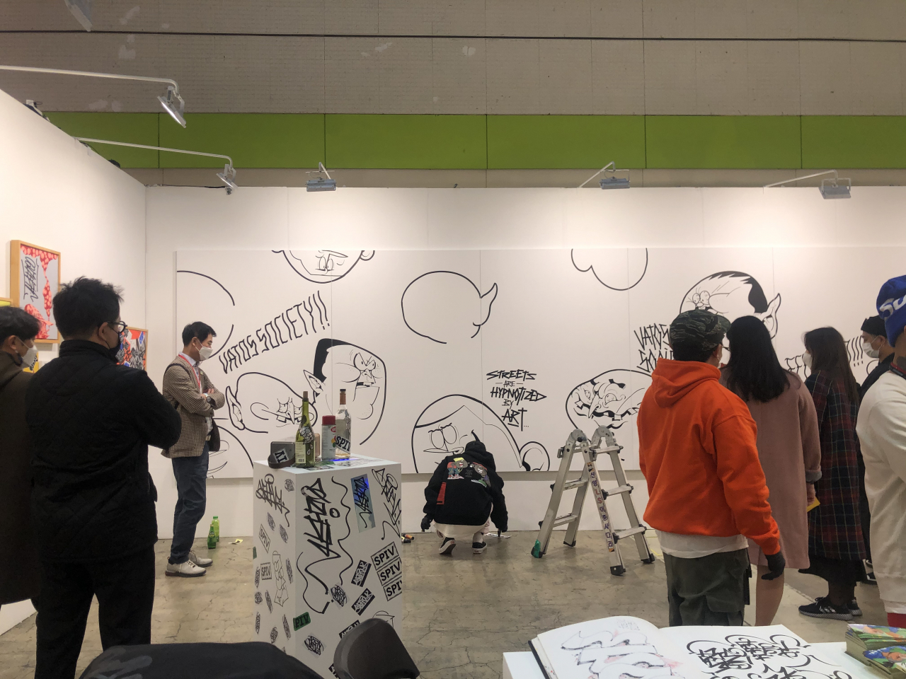 전시장 곳곳에서 드로잉 퍼포먼스가 한창이다. [사진=헤럴드DB]