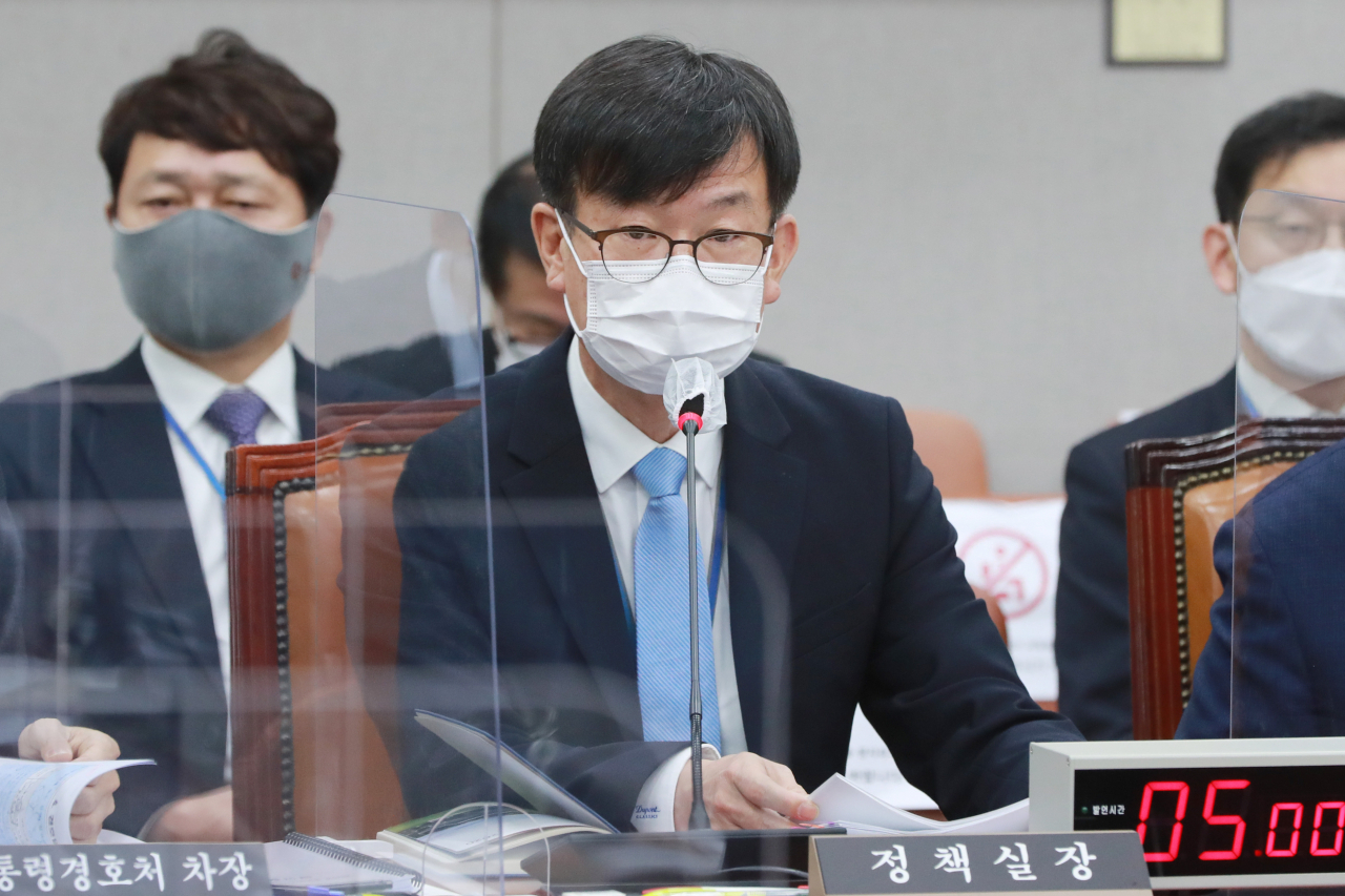 김상조 청와대 정책실장이 13일 오전 서울 여의도 국회에서 열린 국회운영위원회 전체회의에서 국민의힘 조수진 의원의 자료제출 요구에 답하고 있다. 이상섭 기자/babtong@heraldcorp.com