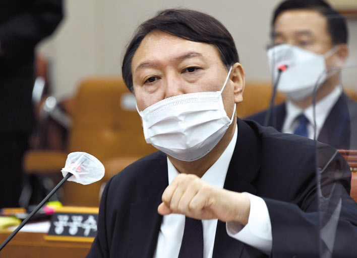 국회 법제사법위원회 대검찰청 국정감사에서 답변하는 윤석열 검찰총장. [헤럴드경제=이상섭 기자]