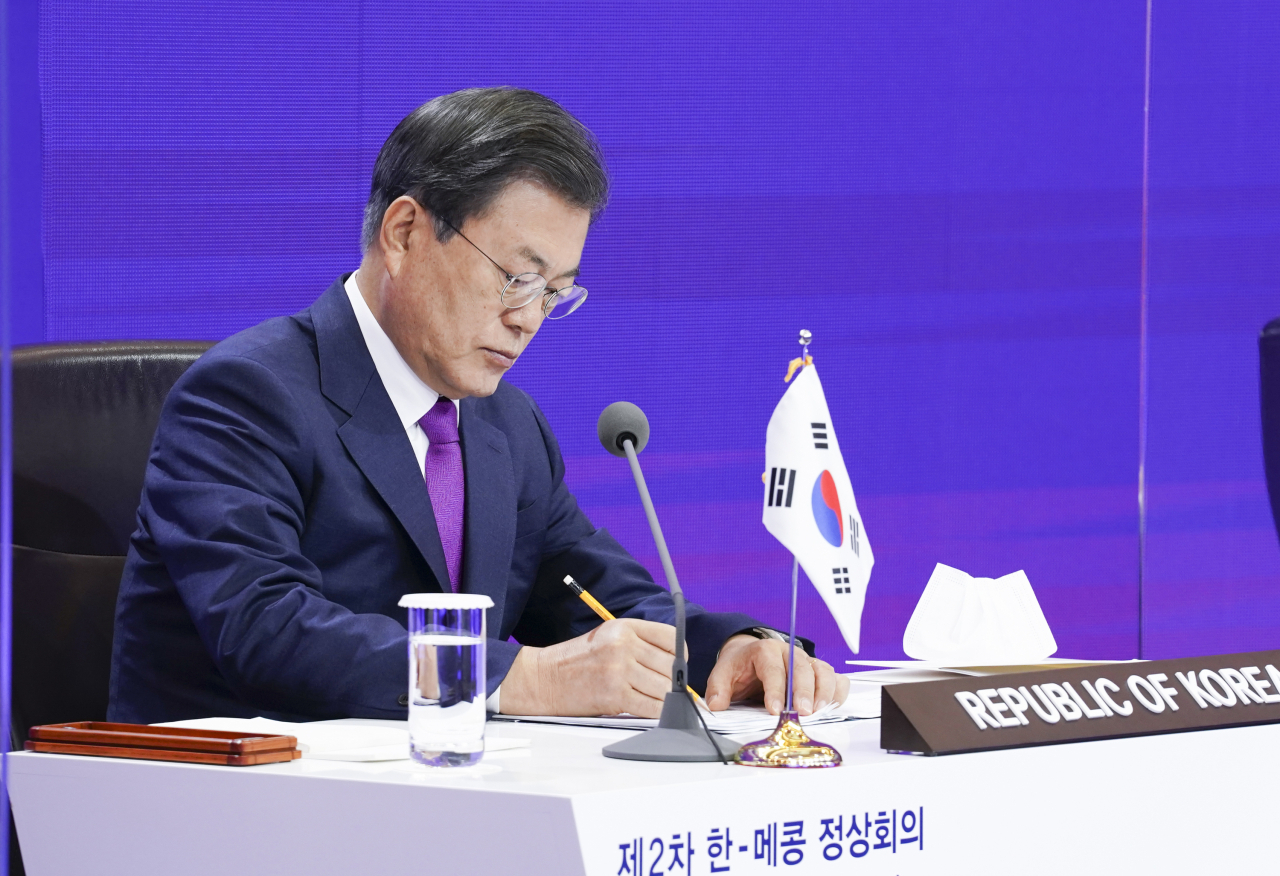 문재인 대통령이 13일 청와대에서 열린 제2차 한·메콩 화상 정상회의에 참석해 있다. [연합]