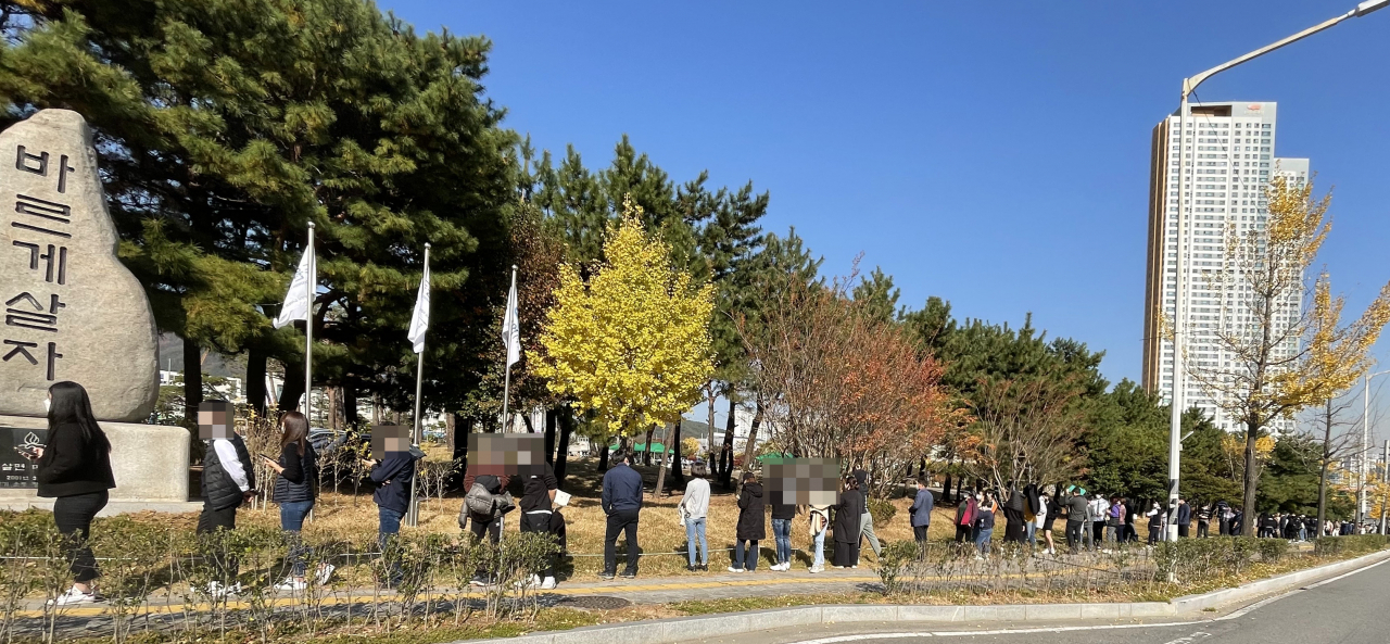 전남 광양시에서 '코로나19' 확진자가 속출하자 13일 광양시청에 마련된 선별진료소를 찾은 시민들이 긴 줄을 지어 검사를 기다리고 있다. [연합]