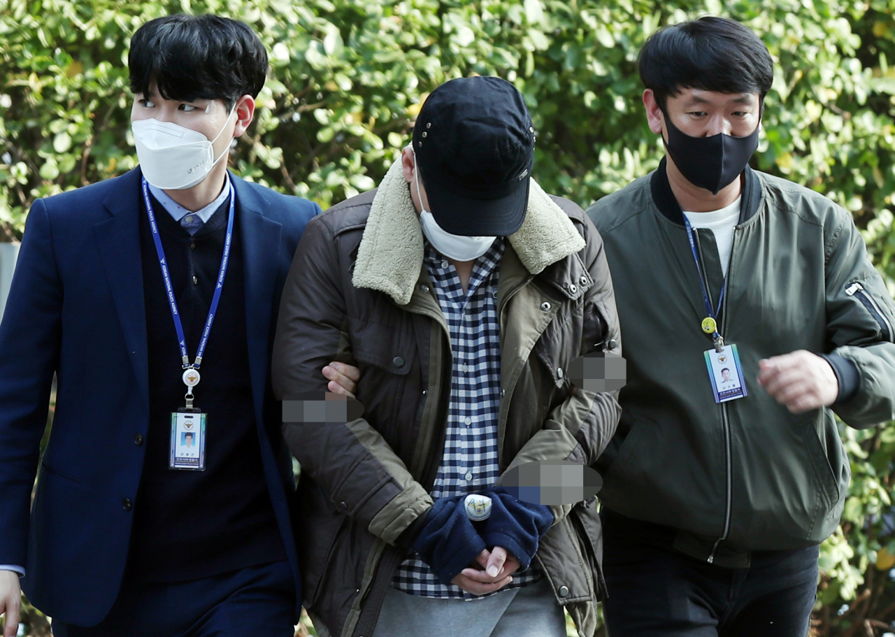 인천에서 음주운전을 하다가 중앙선을 침범한 뒤 오토바이를 들이받고 도주하다가 경찰에 붙잡힌 A(38)씨가 13일 오후 구속 전 피의자 심문(영장실질심사)을 받기 위해 인천시 미추홀구 인천지방법원으로 들어서고 있다. [연합]