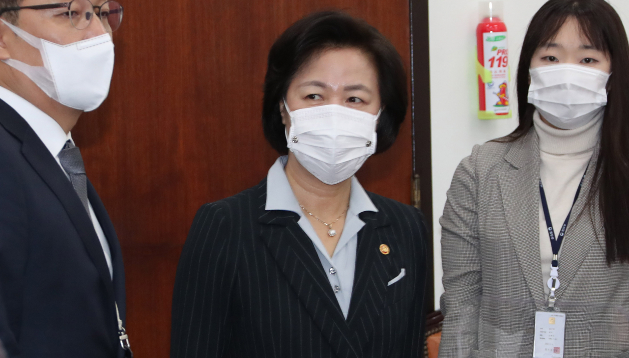 추미애 법무부 장관이 13일 오전 서울 여의도 국회에서 열린 공수처장후보추천위원회 2차회의에 참석하고 있다. 이상섭 기자 babtong@heraldcorp.com
