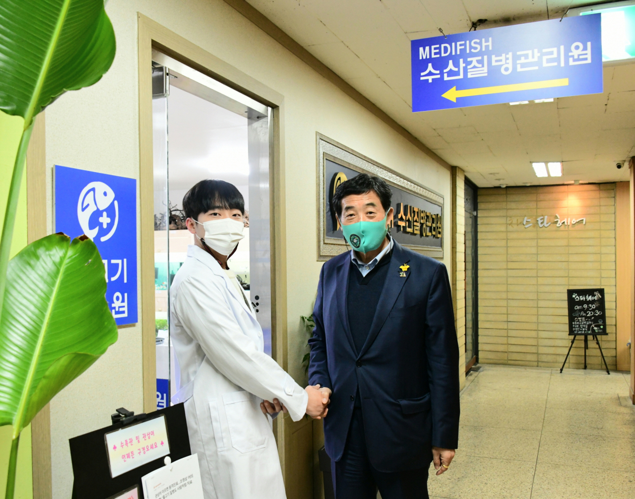 윤화섭 시장이 메디피쉬 수산질병관리원을 방문해 기념촬영을 하고 있다. [안산시 제공]