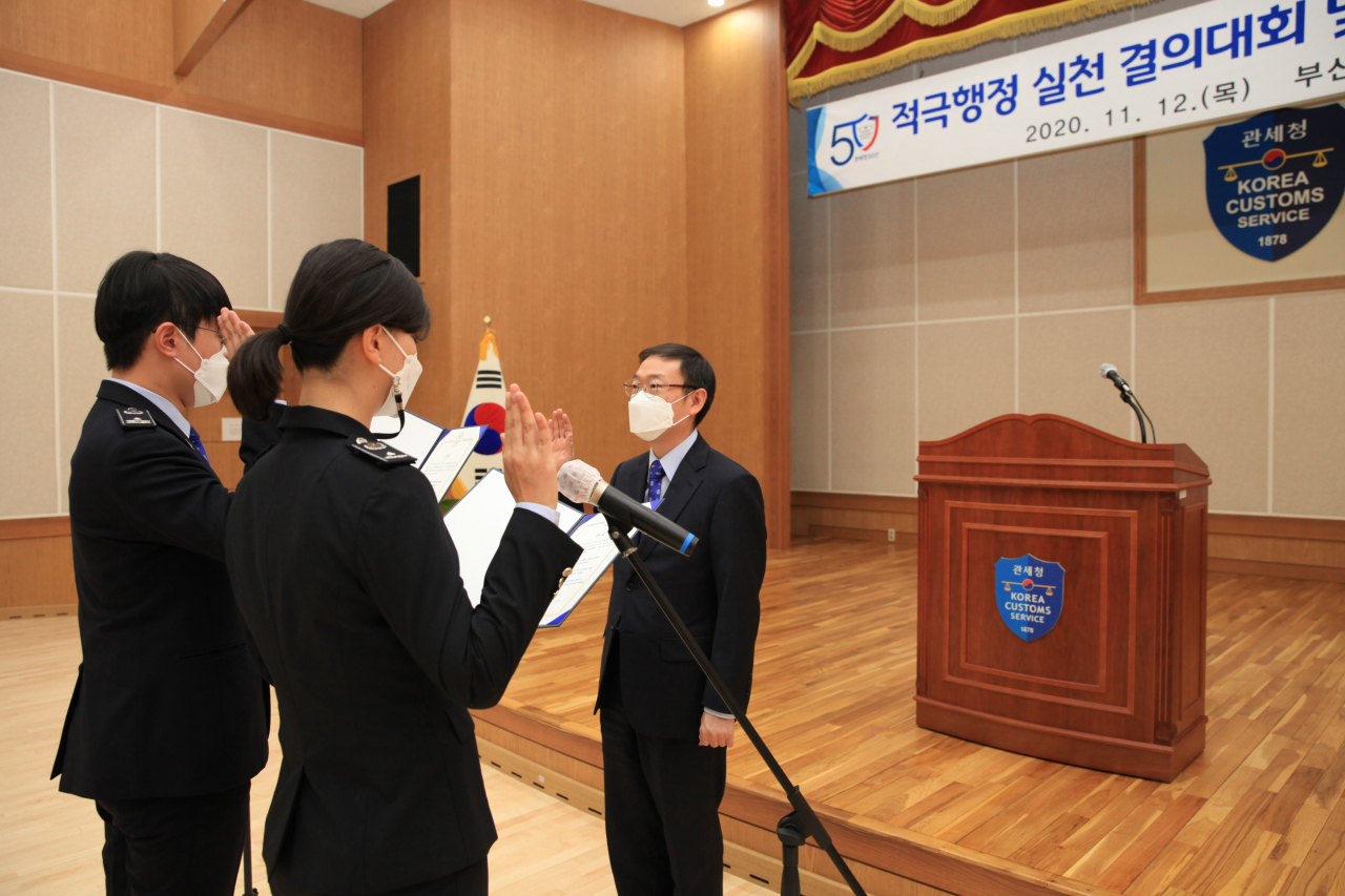 지난 12일 열린 부산본부세관의 ‘적극행정 실천 결의대회 및 외부강사 초빙 적극행정 우수사례 특강’ 모습. [부산본부세관 제공]