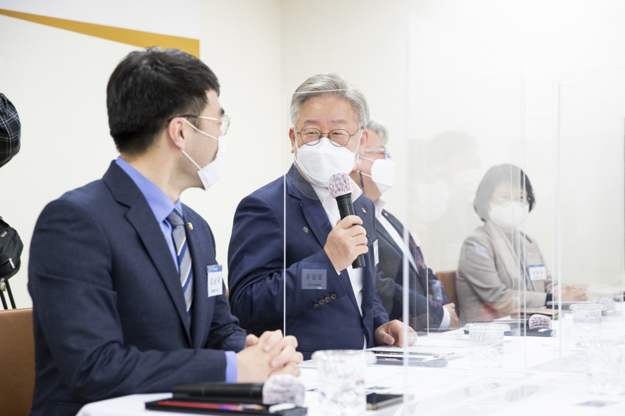 남양주 국민병원에서 이재명 경기도지사와 관계자들이 참석한 가운데 수술실 CCTV 지원 간담회와 현판식을 가졌다. [경기도 제공]