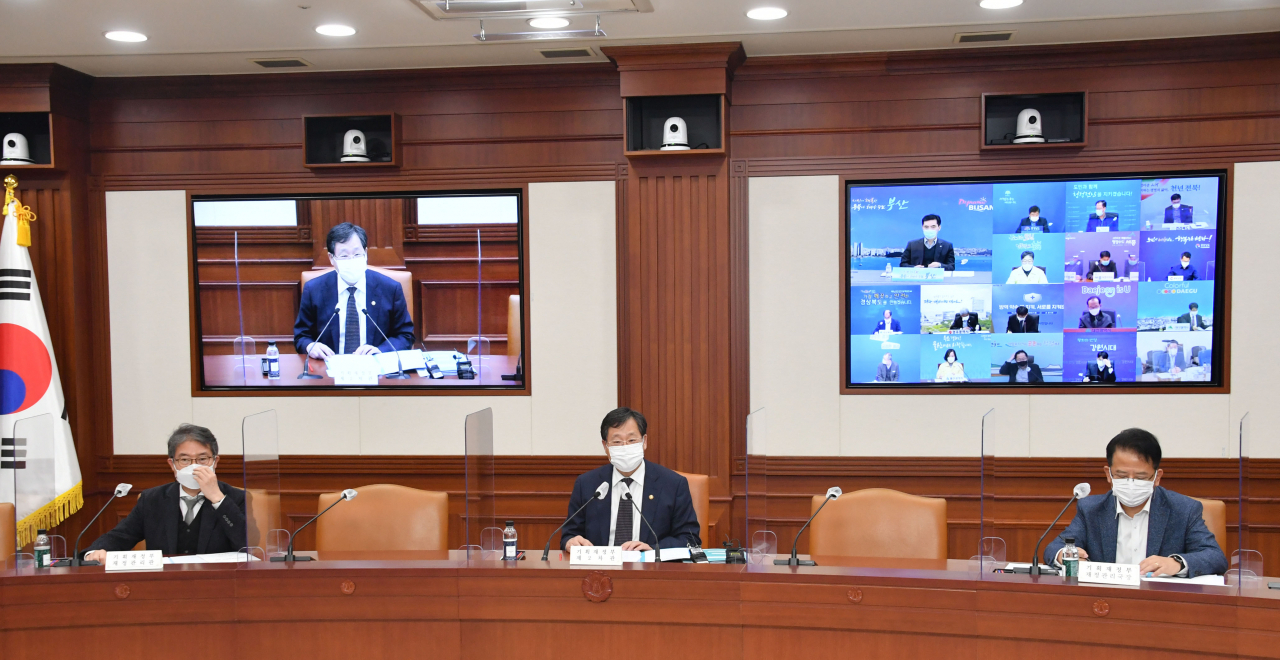 안일환(가운데) 기획재정부 2차관이 13일 서울 광화문 정부서울청사에서 열린 '제23차 재정관리점검회의'에서 모두발언을 하고 있다.[기획재정부 제공]