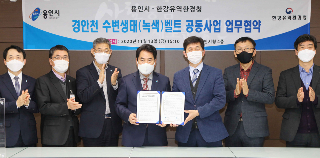 백군기 시장이 정경윤 한강유역환경청장(백 시장 오른쪽) 등 관계자들과 기념촬영을 하고 있다. [용인시 제공]