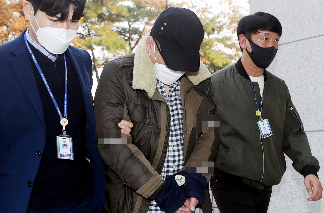 인천에서 음주운전을 하다가 중앙선을 침범한 뒤 오토바이를 들이받고 도주하다가 경찰에 붙잡힌 A(38)씨가 13일 오후 구속 전 피의자 심문(영장실질심사)을 받기 위해 인천시 미추홀구 인천지방법원으로 들어서고 있다. [연합]