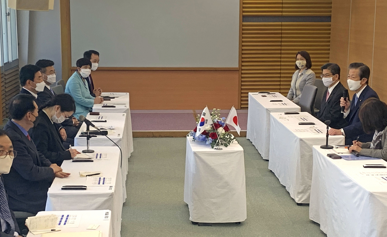 일본을 방문 중인 한일의원연맹(회장 더불어민주당 김진표 의원) 소속 여야 의원들이 13일 오전 일본의 연립 여당인 공명당 본부를 방문해 야마구치 나쓰오(山口那津男) 대표 등과 회담하고 있다. 연합뉴스