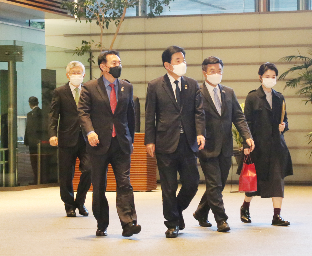 Ruling Democratic Party's Rep. Kim Jin-pyo (center) and other members of the Korea-Japan Parliamentarians' Union head to the meeting with Japanese Prime Minister Yoshihide Suga on Friday in Tokyo.(Yonhap)