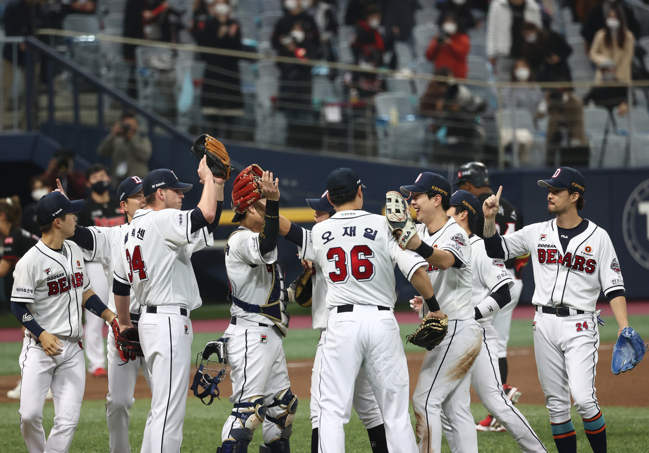 13일 고척스카이돔에서 열린 프로야구 플레이오프 두산과 kt의 경기가 두산의 2대0 승리로 끝났다. 두산 선수들이 기뻐하고 있다. 연합뉴스