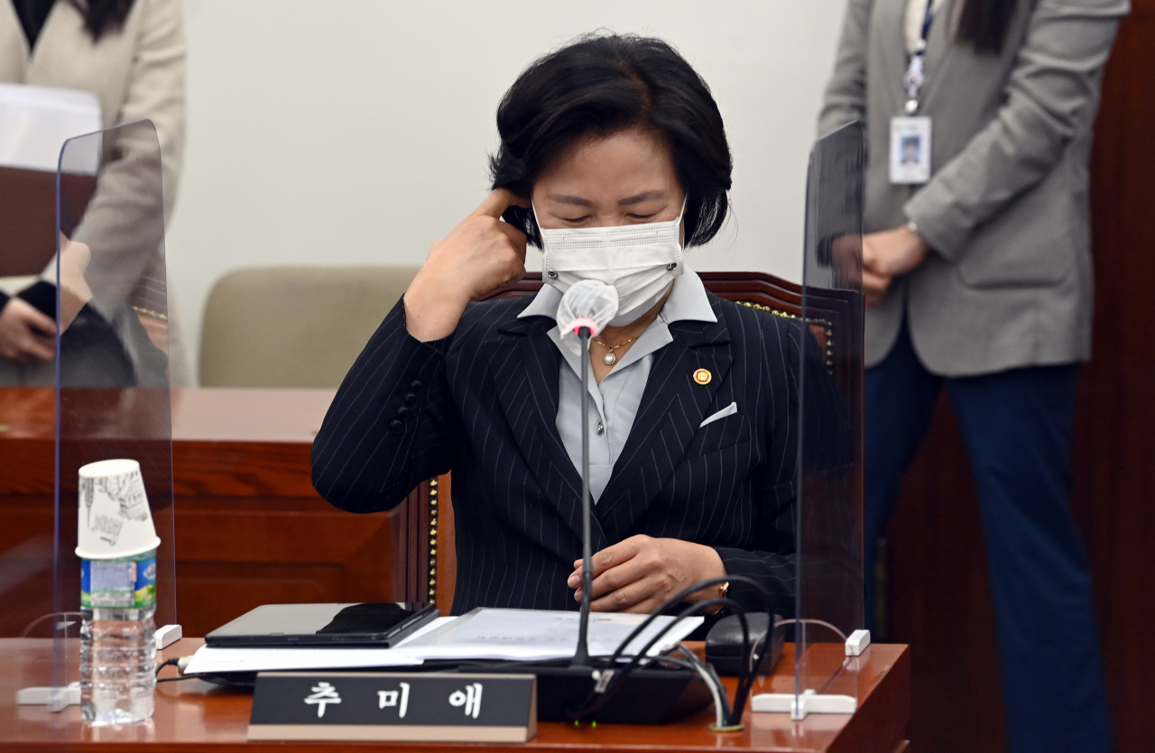 추미애 법무부 장관이 13일 오전 서울 여의도 국회에서 열린 공수처장후보추천위원회 2차회의에 참석, 마스크를 만지고 있다. [연합]