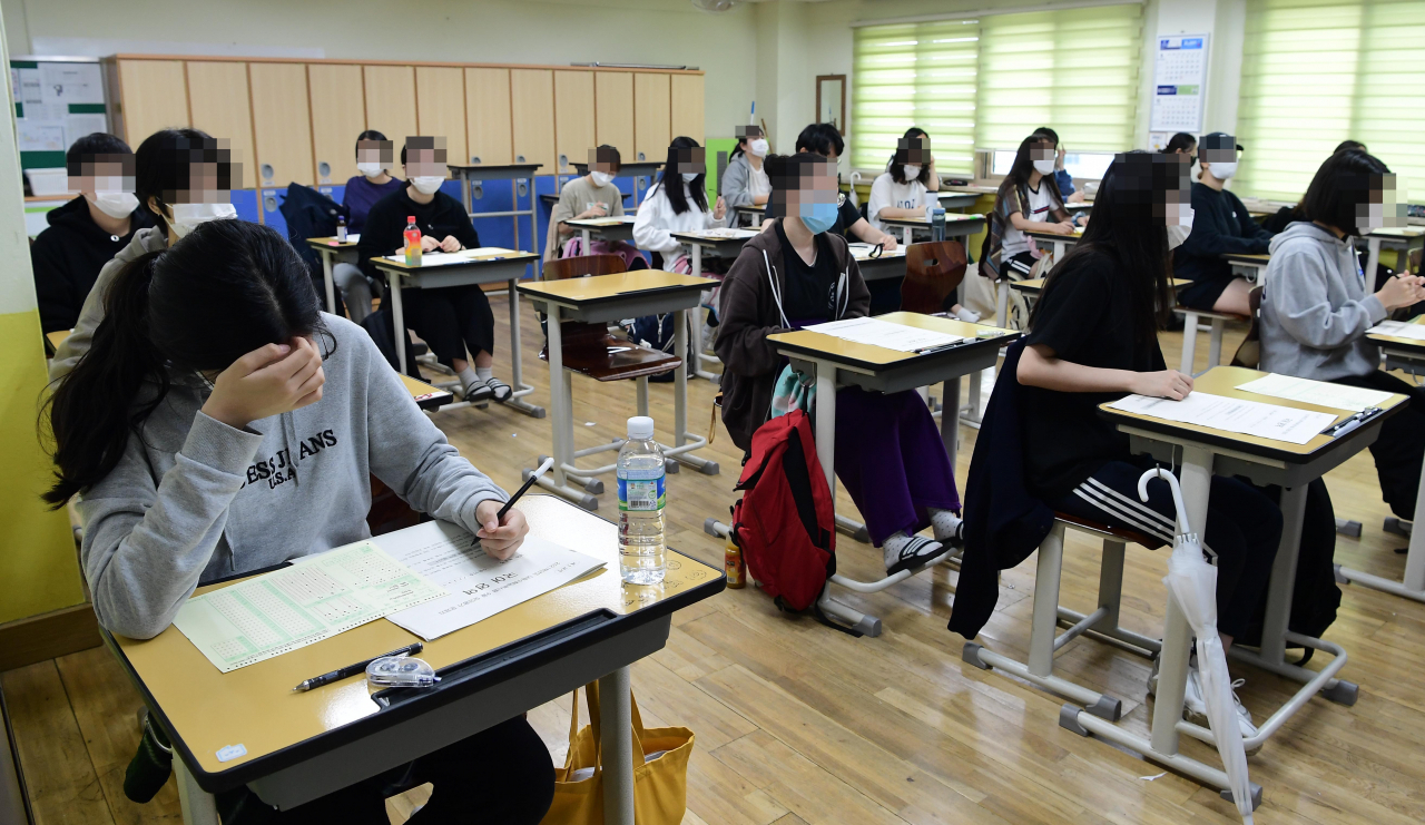 2021학년도 대학수학능력시험을 앞둔 고3 학생들이 지난 9월16일 오전 서울 영등포구 여의도 여자고등학교에서 9월 모의평가를 준비하고 있다. [연합]