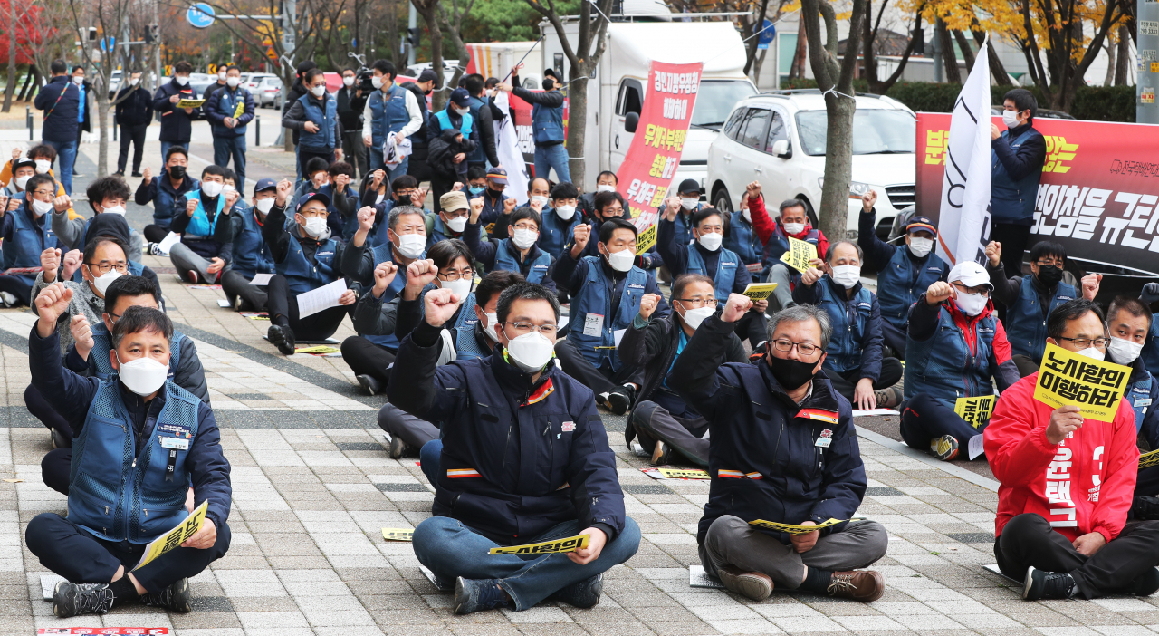 지난 9일 오후 경기 수원시 권선구 경인지방우정청 앞에서 전국택배연대노동조합 우체국본부 경기본부 조합원들이 택배 분류 작업 개선을 촉구하며 구호를 외치고 있다. [연합]