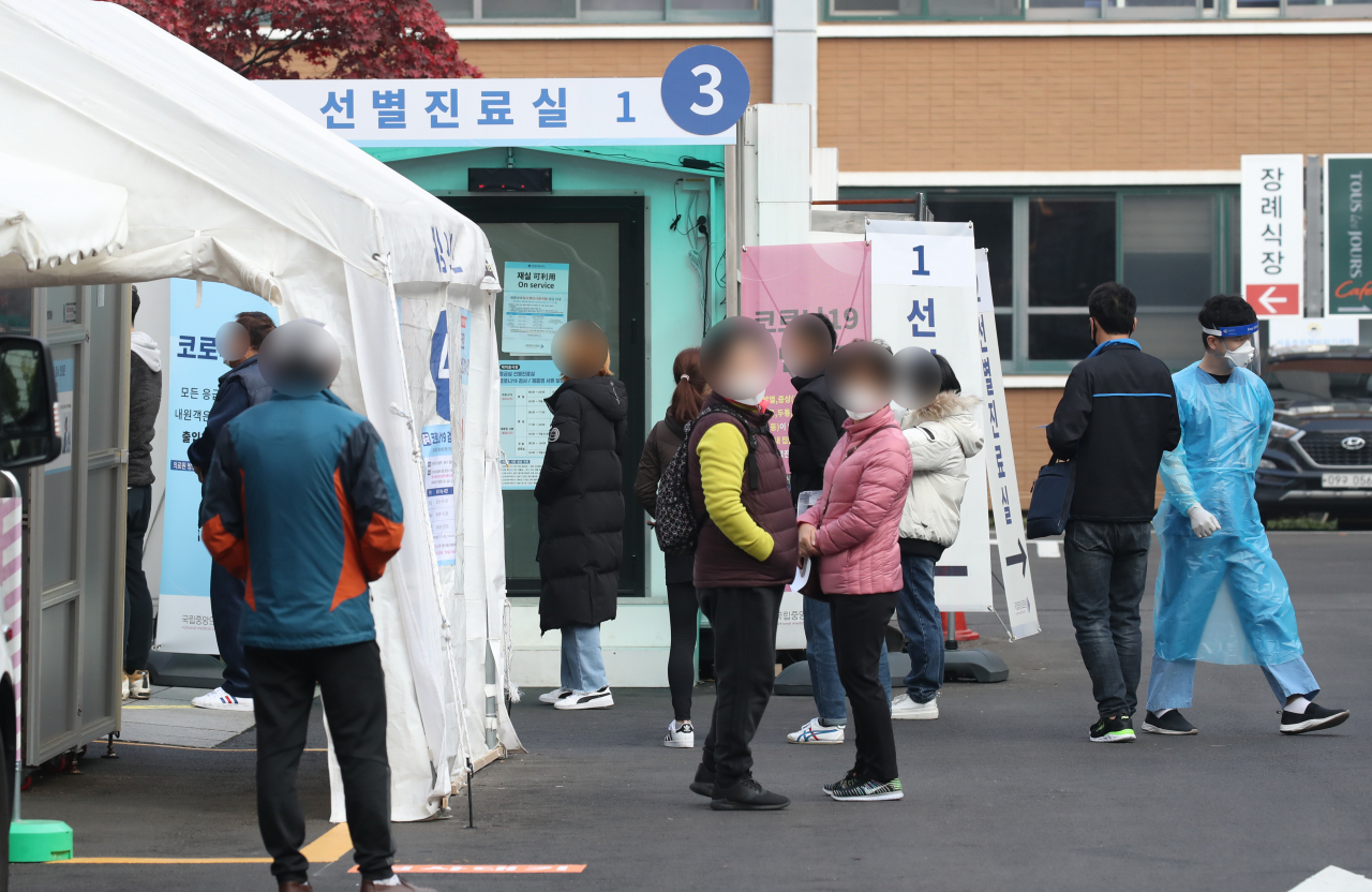 14일 서울 중구 국립중앙의료원 선별진료소 앞이 붐비고 있다. 전날 코로나19 신규 확진자는 205명으로, 9월초 후 다시 200명대로 올라섰다. 연합뉴스
