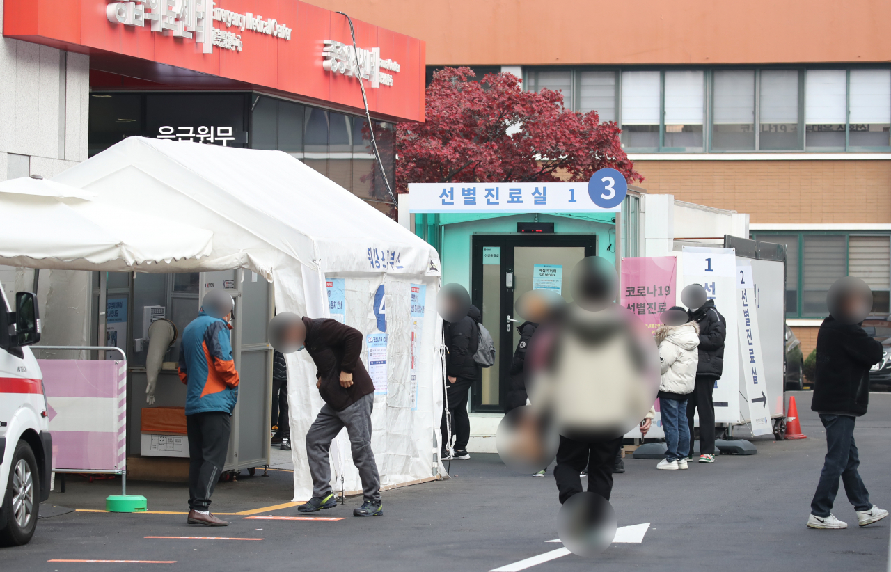 14일 서울 중구 국립중앙의료원 선별진료소 앞이 붐비고 있다. 전날 코로나19 신규 확진자는 205명으로, 9월초 후 다시 200명대로 올라섰다. 연합뉴스