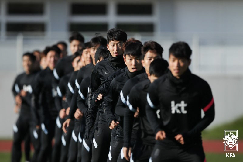 남자축구 국가대표팀 손흥민과 선수들이 13일 오스트리아 마리아엔처스도르프 BSFZ아레나 보조경기장에서 훈련하는 모습. [대한축구협회제공]