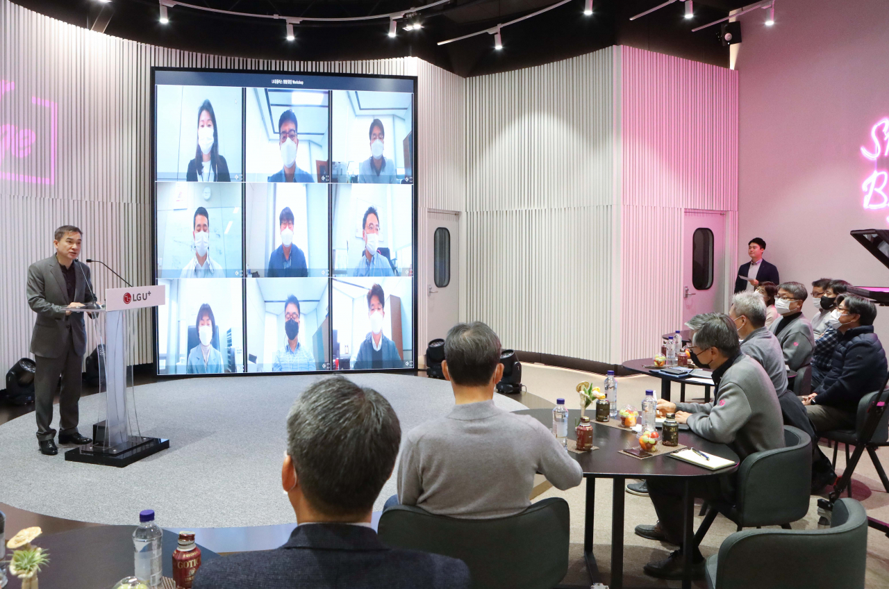 지난 13일 LG유플러스 용산사옥 1층 다목적홀 ‘U+Seer 라운지’에서 열린 임원·담당 워크숍에서 하현회 부회장이 사업구상을 밝히고 있다. [LG유플러스 제공]