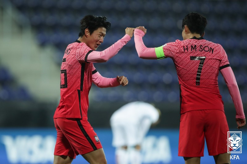 한국은 15일 오스트리아 빈 남부 비너 노이슈타트의 비너 노이슈타트 슈타디온에서 열린 멕시코와 평가전에서 황의조(보르도)의 선제골이 터졌지만 후반에 3분 동안 3실점하며 2-3으로 역전패했다. 골을 넣은 황의조가 손흥민과 기뻐하고 있다. [연합]