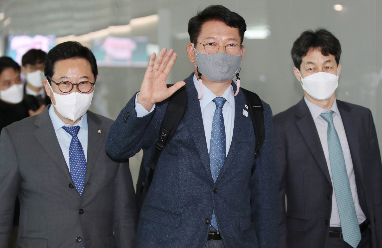 더불어민주당 한반도태스크포스(TF) 송영길 위원장이 15일 오전 미국 방문을 위해 인천국제공항 2터미널 출국장으로 이동하며 손을 흔들고 있다. 왼쪽부터 김한정 의원, 송영길 위원장, 윤건영 의원. [연합]