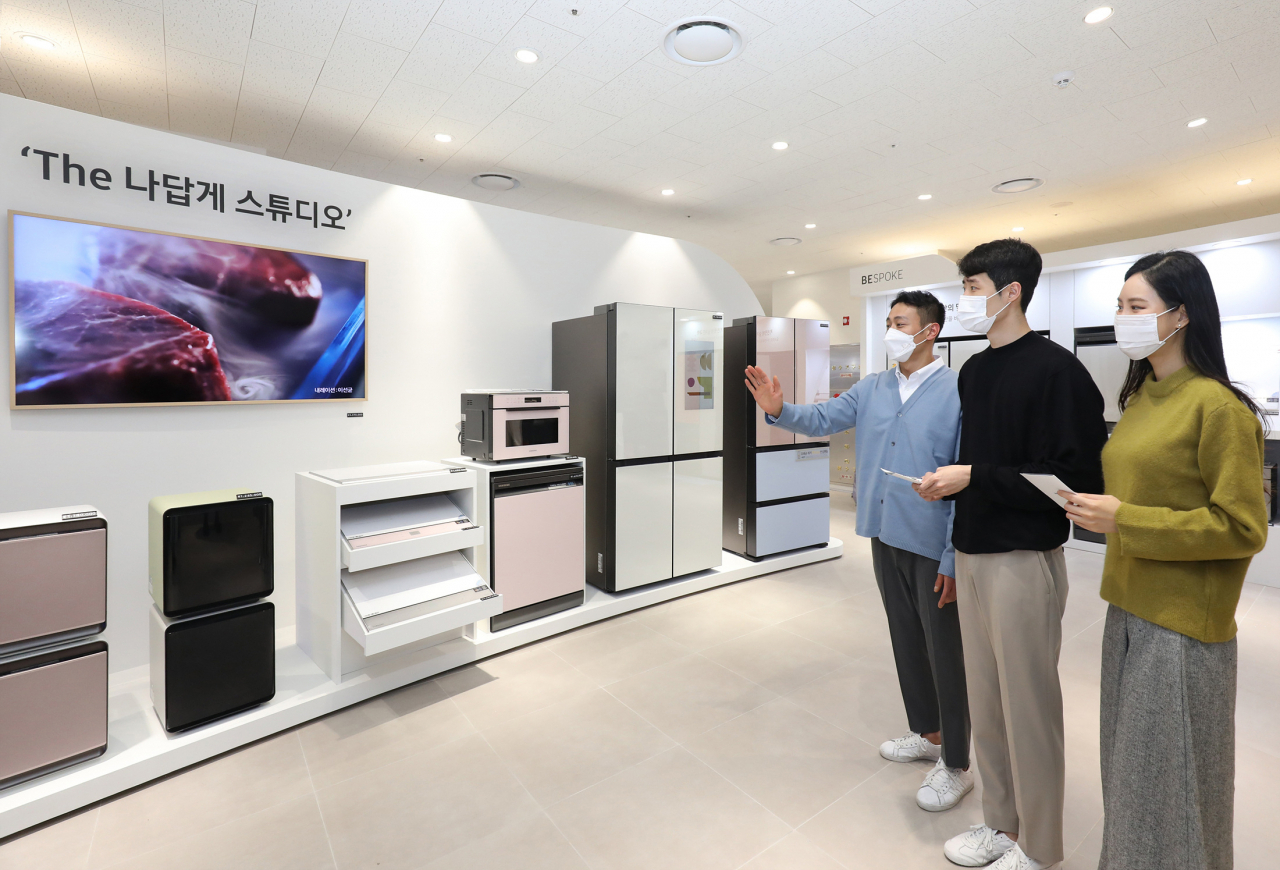 삼성전자 모델이 수원 갤러리아백화점 광교점에 마련된 '나답게 스튜디오'에서 프로모터의 설명을 들으며 다양한 맞춤형 가전을 살펴보고 있다. ‘나답게 스튜디오’에서는 삼성전자의 가전제품 통합 슬로건인 ‘가전을 나답게’를 반영한 ‘비스포크’ 주방가전, ‘그랑데 AI’ 세탁·건조기, 라이프스타일 TV 등 다양한 삼성 가전을 체험할 수 있다. [삼성전자 제공]