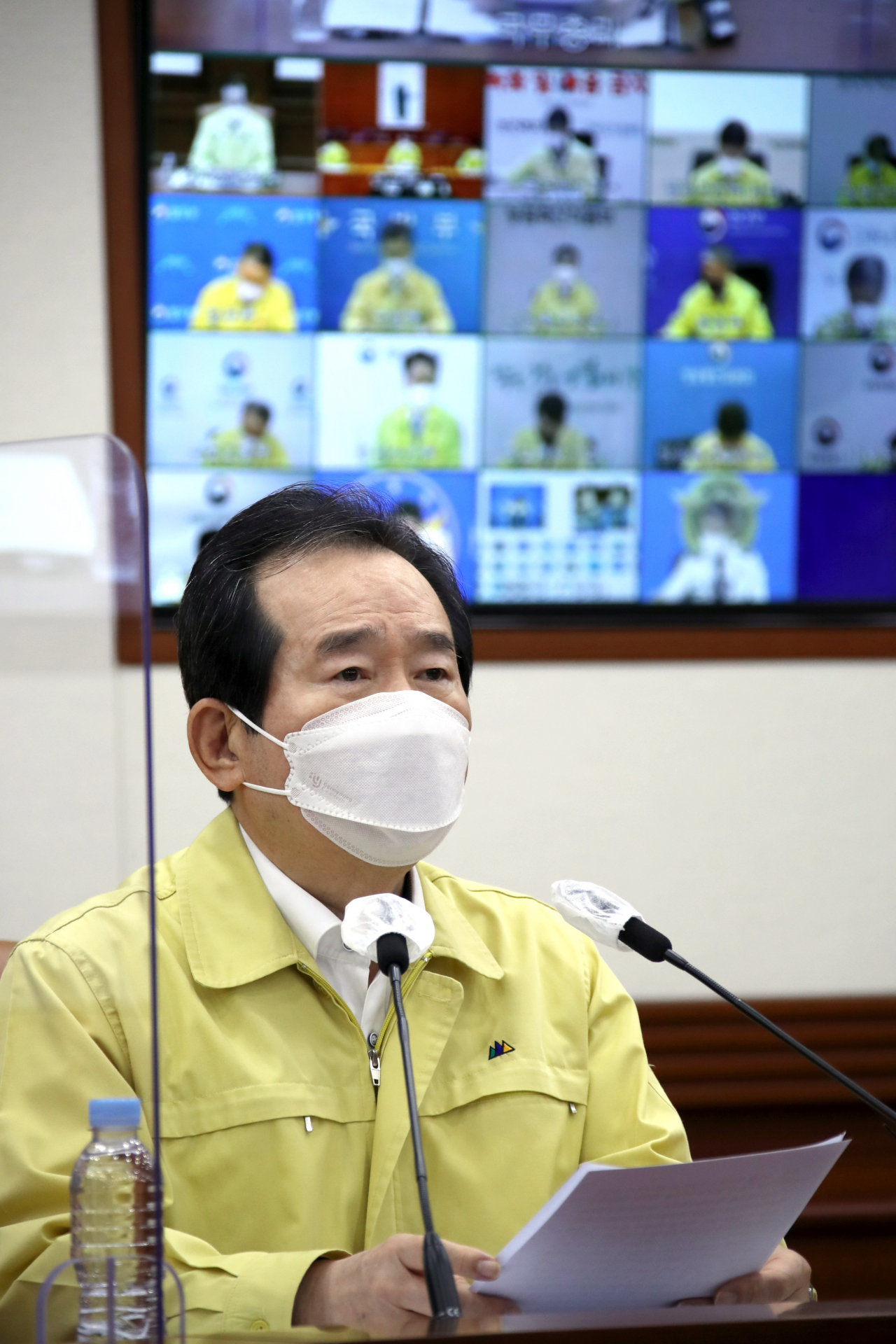 정세균 국무총리가 지난 13일 정부서울청사에서 열린 신종 코로나바이러스 감염증(코로나19) 대응 중앙재난안전대책본부회의를 주재하고 있다. [연합]