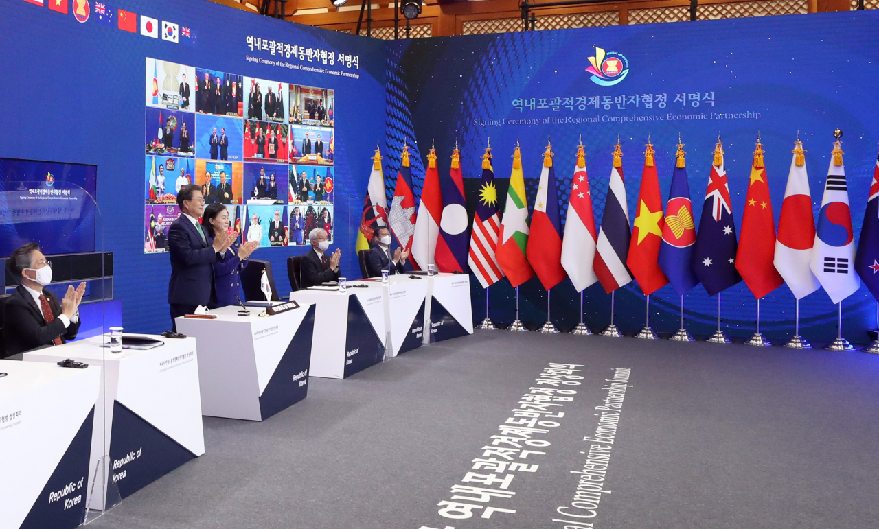 문재인 대통령이 15일 청와대에서 열린 세계 최대규모의 자유무역협정(FTA)인 '역내포괄적경제동반자협정(RCEP)' 협정문 서명식에 참석, 서명을 마친 유명희 통상교섭본부장과 박수치고 있다. [연합]